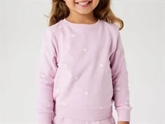 Pige iført Name It sweatshirt corsage med små hjerter